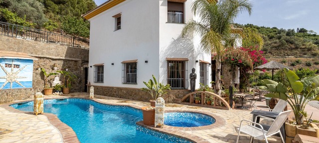 Holiday Home 'Finca Arrijana' with Mountain View, Wi-Fi and Air Conditioning in Sayalonga