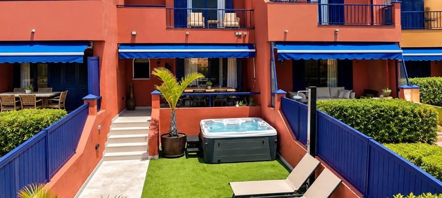 Holiday home in meloneras with sea views, golf and private jacuzzi in Maspalomas
