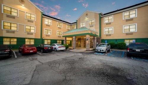 HomeTowne Studios by Red Roof St. Louis - Airport/N Lindbergh in Hazelwood