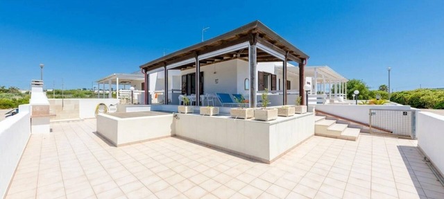 House on the sandy beach of the "Salento Maldives" in Salve