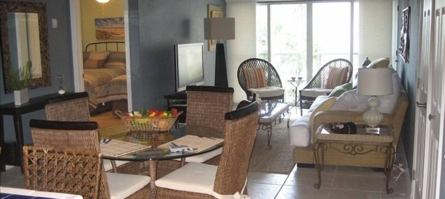 Key Biscayne - Exquisite Beach Condo - 1 Block to Beach in Key Biscayne