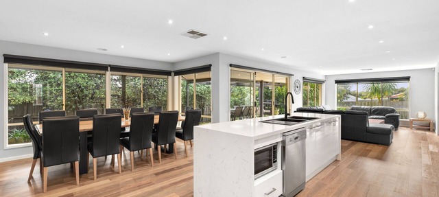 KINGSTON DOWNS - OCEAN GROVE - Sleeps 17 Strictly Family and Corporate Bookings in Ocean Grove