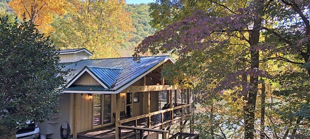 Lakefront Rumbling Bald Retreat, HotTub, Kayaks, SUP's, Floating Dock in Lake Lure