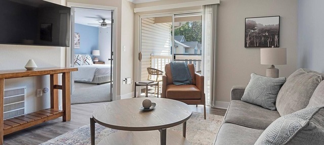 Landing | Spectacular 2BD, Pool, Clubhouse in Eureka