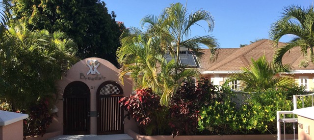 Large 7 Bed Vacation Villa. Sleeps 14. Walking distance beach and amenities in Holetown