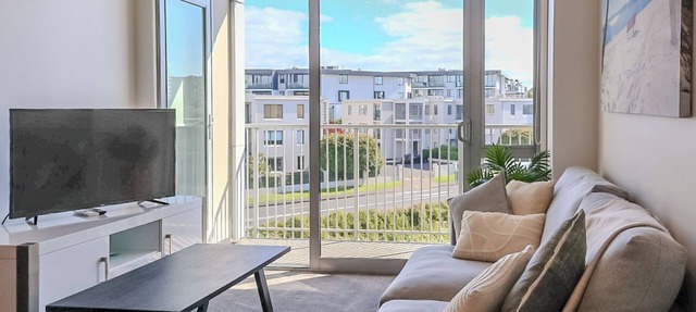 Largest apartment in the block 2 bedrooms 2 bathrooms includes carpark and pool in Auckland