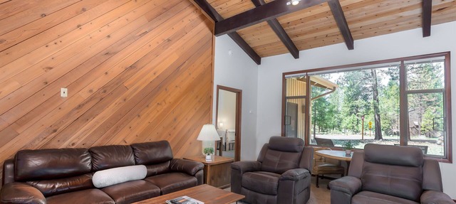 LOST03 - Quintessential Sunriver Tome, 2 Ensuites, Hot Tub, Wood Fireplace in Sunriver