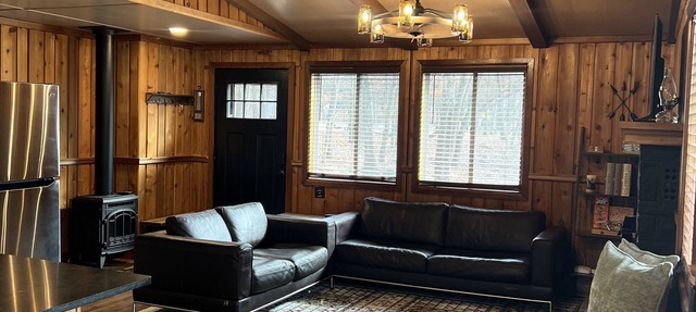 Luxe Cabin, 5 minutes to Lake & Pool 2Bed2Bath, Pet friendly +Resort Amenities in Albrightsville
