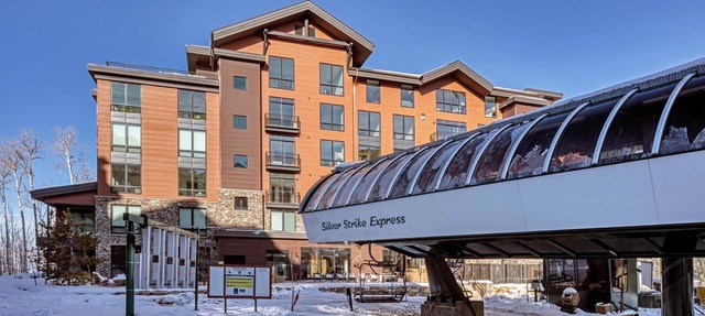 Luxe Deer Valley Ski-In/Out. 50 ft to Lift. Bowling Alley, Hot Tub & Ski Valet in Park City