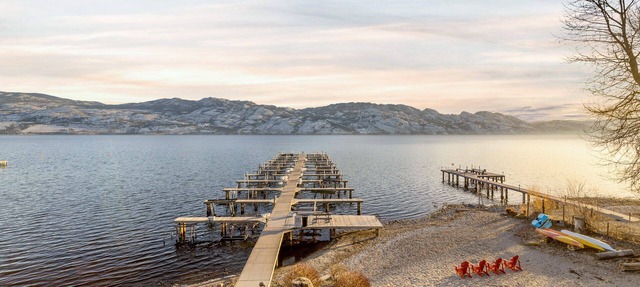 LUXERY WATERFRONT RESORT- 3 BDRM POOL,HOTTUB, BEACHES, BOAT LIFT AVAIL. in West kelowna