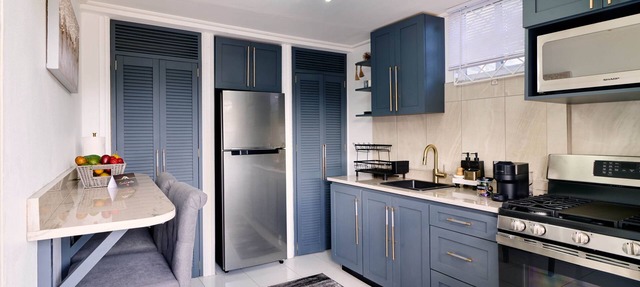 Luxurious 1 bedroom haven, modern kitchen moments from pristine black sand beach in Kingstown