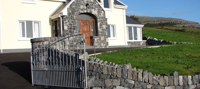 Luxurious Holiday Home with Wifi in the Heart of the Burren, Ballyvaughan. in Ballyvaughan