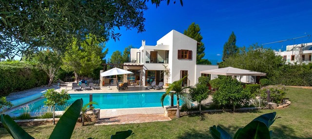Luxury 5 Bedroom Villa Within Aphrodite Hills Golf Resort With Heated Pool in Kouklia