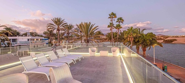 Luxury Beachfront Holiday Home with Sea Views, Jacuzzi, Air Conditioning & WiFi in Maspalomas