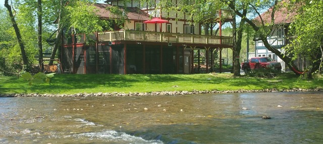 Luxury Chalet On The Chattahoochee River - Short Walk To Downtown Helen in Helen