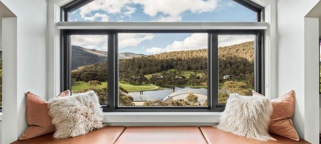 Luxury Mountain Chalet one of Crackenback's best in Crackenback