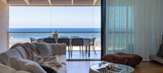 Luxury oceanfront retreat close to cellar doors of McLaren Vale in Aldinga Beach