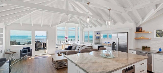 Luxury Sandcastle Beachfront! Sleeps 8 - Walk Everywhere! in Carpinteria