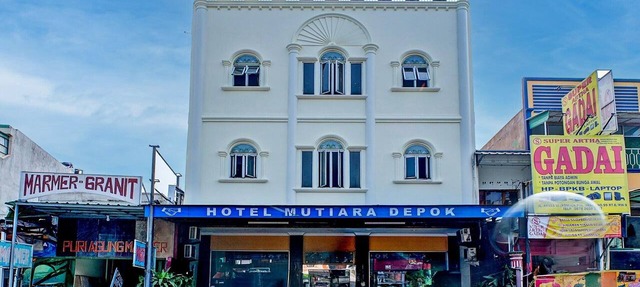 Luxury Twin Stay with Free WiFi and Parking in Depok