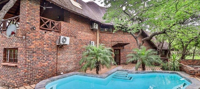Luxury villa 12 mi from the Crocodile Bridge Gate of the Kruger National Park! in Marloth Park