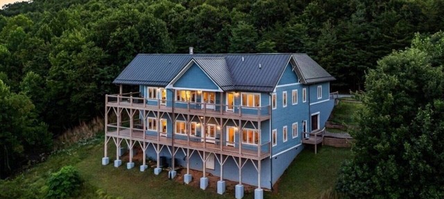 Massive Mountain Retreat, 12 Miles to Asheville! in Candler