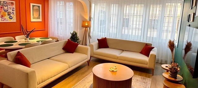 Modern 2BR – 1 Min to Tram, 5 Min to Metro – Family Friendly, A/C, Netflix, Wifi in Istanbul