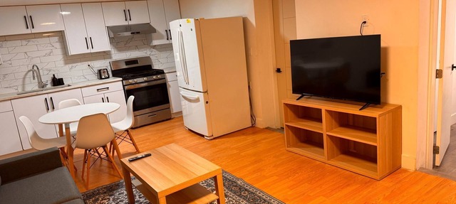 Modern 2BR & hall kitchen Basement Suite Family Friendly Easy Hwy Access in Delta