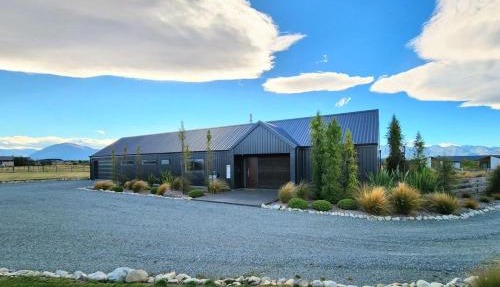 Modern Mountain-View Escape in Twizel