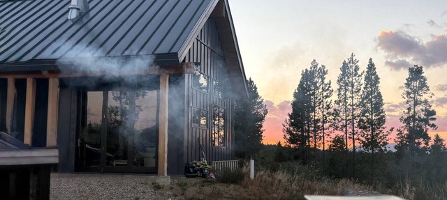 Modern off grid cabin with stocked kitchen & private mountain view- dog friendly in Tabernash