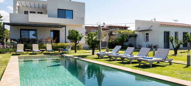 MOUSIKI, elegant villa with pool, terrace, and garden. 450 m from the beach in Chania