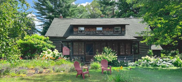 NEW! Log cabin retreat with modern updates sleeps 14 in Alanson