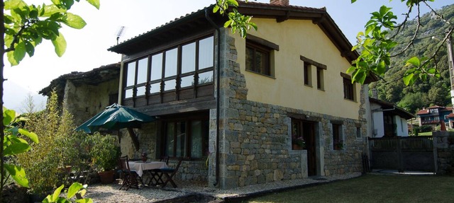 NICE HOUSE WITH GARDEN BETWEEN THE MOUNTAINS AND THE SEA in Penamellera Baja