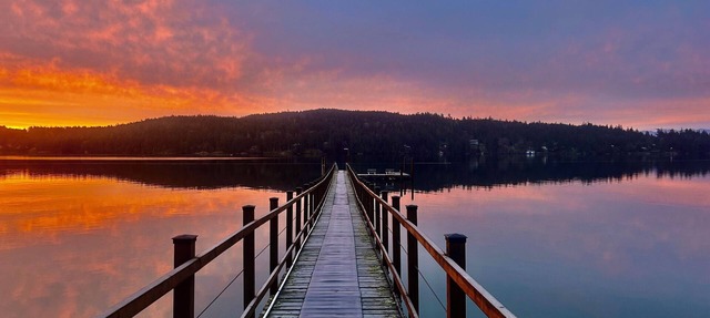 Oceanfront Cottage: Dock, Beach Access, Hot Tub, BBQ & Free Kayaks in Sooke