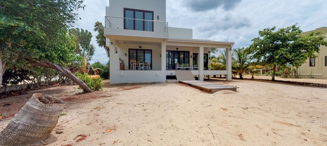 Oceanfront home w/private beach, ocean view, kayaks, rooftop, WiFi & partial AC in Placencia