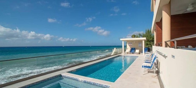 Oceanfront with 7 mile beach views, Ground-Floor, Pool, Sleeps 6 in West Bay