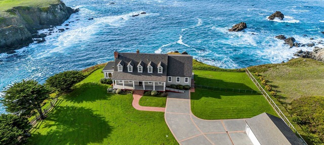 Oceantfront Estate with Luxury Kitchen & Game Room in Caspar
