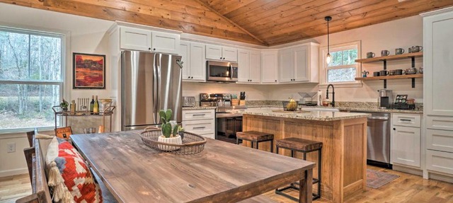 ‘Painted Skies’ Upscale Getaway By Lake Burton! in Tiger