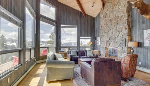Panoramic Mountain-View Retreat w/Hot Tub + Deck! in Tabernash