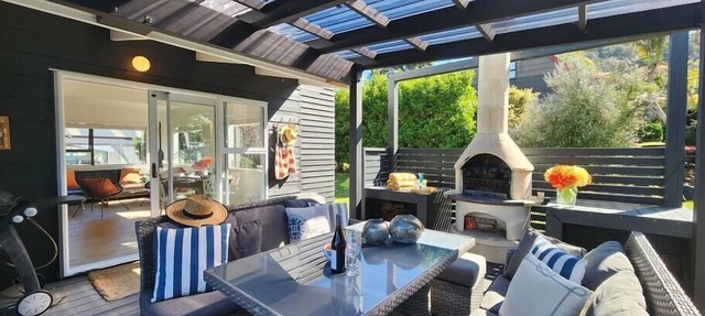 Pet friendly, covered outdoor space, only a short walk from shops and playground in Hahei
