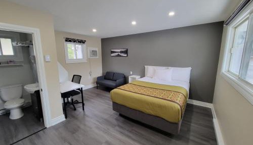 Pine Motel in Deep River