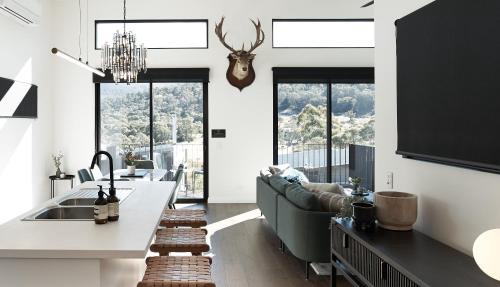 PISTE LUXURY CHALET - THE PETITE - Oaks Lake Crackenback Resort in Crackenback