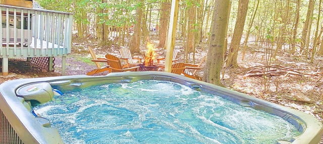 Pocono 3BR Getaway Hot Tub Arcades Fire Pit in Tobyhanna