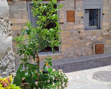 Prina Stone Retreat in Prína