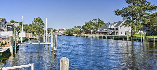 Private Boat Dock: Fun OBX Family Getaway w/Deck in Kill Devil Hills