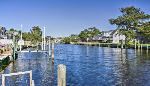 Private Boat Dock: Fun OBX Family Getaway w/Deck in Kill Devil Hills