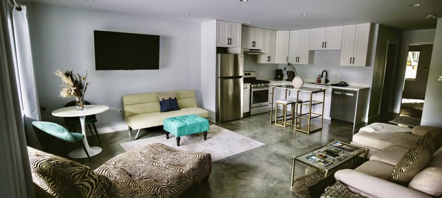 Private, Spacious & Central Suite near lake with AC, 25Km to Whitewater ski hill in Nelson