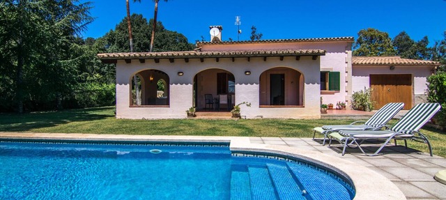 Quiet family Villa in Pollensa countryside with pool, just 3 km from town in pollensa