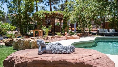 Resort-Style Paradise w 2 Pools in Las Vegas