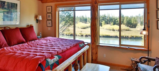 Riverfront Mountain View I Sleeps 24 I Hot Tub in Bend