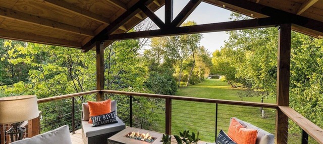 Riverfront Private Log Cabin & Hot tub/Pickleball in Underwood